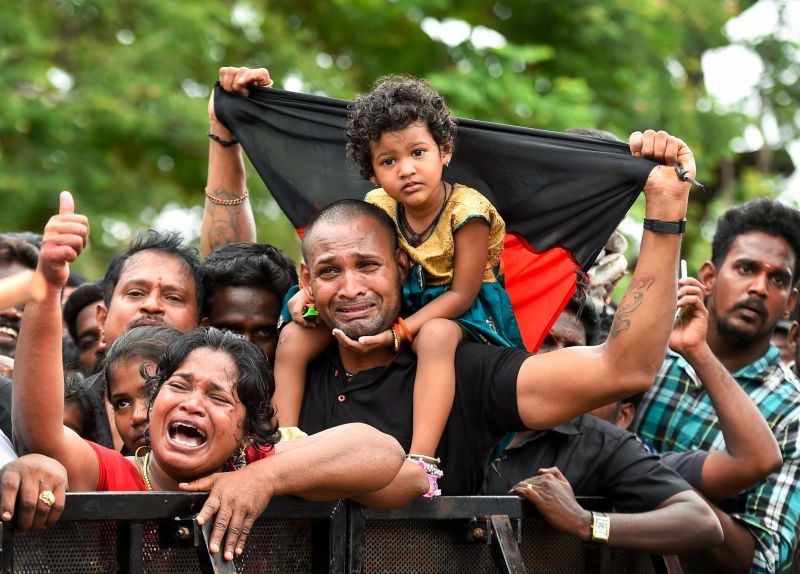 Supporters mourn as they arrive to pay their last respects to DMK chief M Karunanidhi at Rajaji Hall in Chennai . (Photo: PTI)