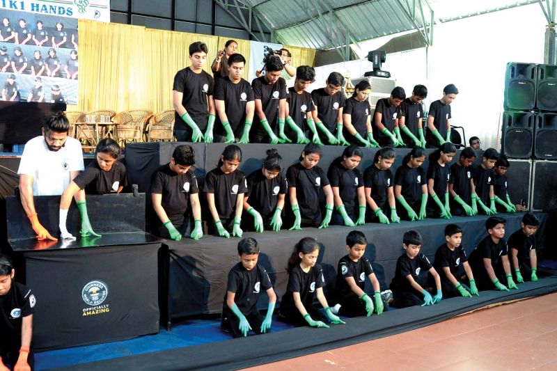 School children finger dance with Imthiyas for World record.