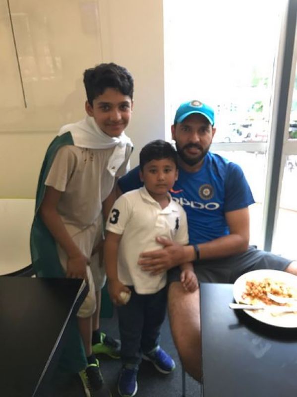Yuvraj Singh poses with Pakistan opener Azhar Ali's sons after the India vs Pakistan ICC Champions Trophy clash. (Photo: Twitter)