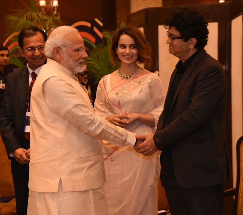 Kangana Ranaut, Narendra Modi and Prasoon Joshi at the event.