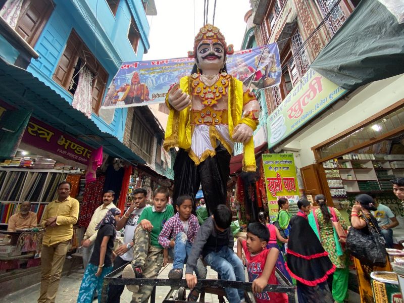 A Ravana idol in the streets before the festivities, captured by the ultra-wide angle lens. (Photo: Rohit Vora- @rohit_apf)