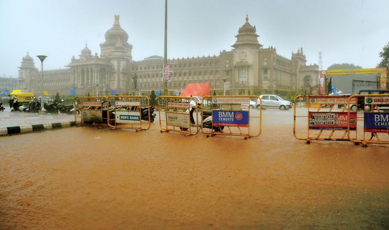 Roads adjoining Vidhana Soudha inundated. (Photo: DC)