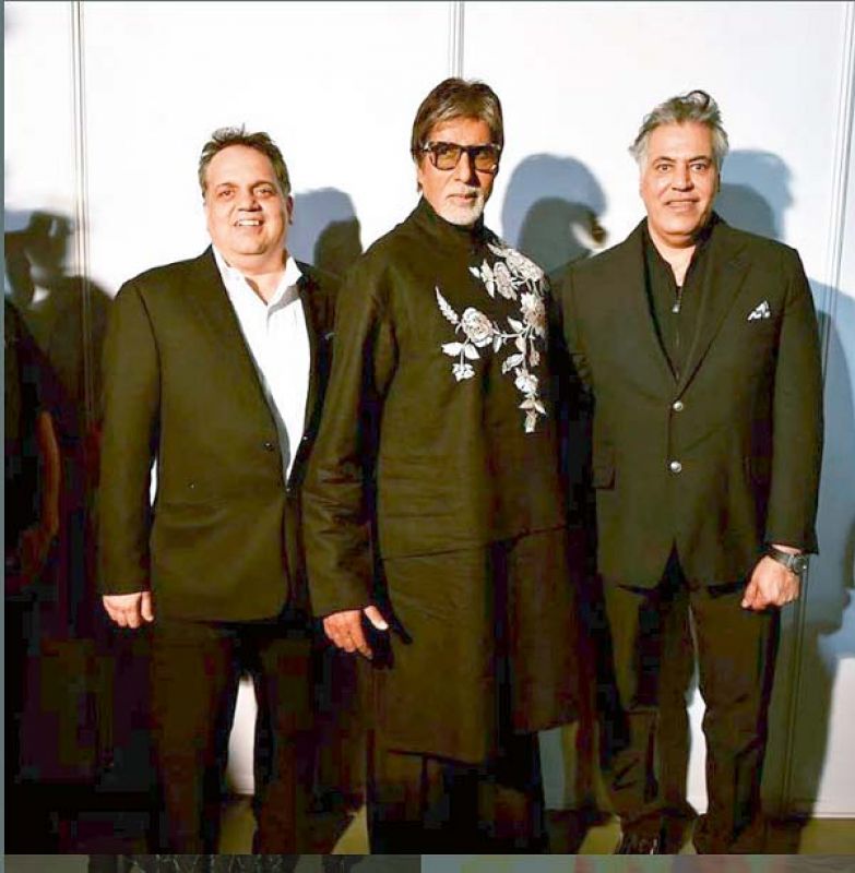 Amitabh Bachchan (centre) with Sandeep Khosla (left) and Abu Jain (right)