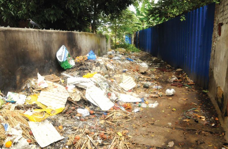 The reclaimed bylane between Putharikandom maidan and Chalai has been fenced and filled with garbage by encroachers. (Photo: A.V. Muzafar)