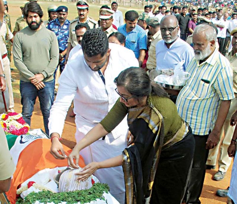 The actor-politician's wife Sumalatha and son Abhishek conduct the last rites.
