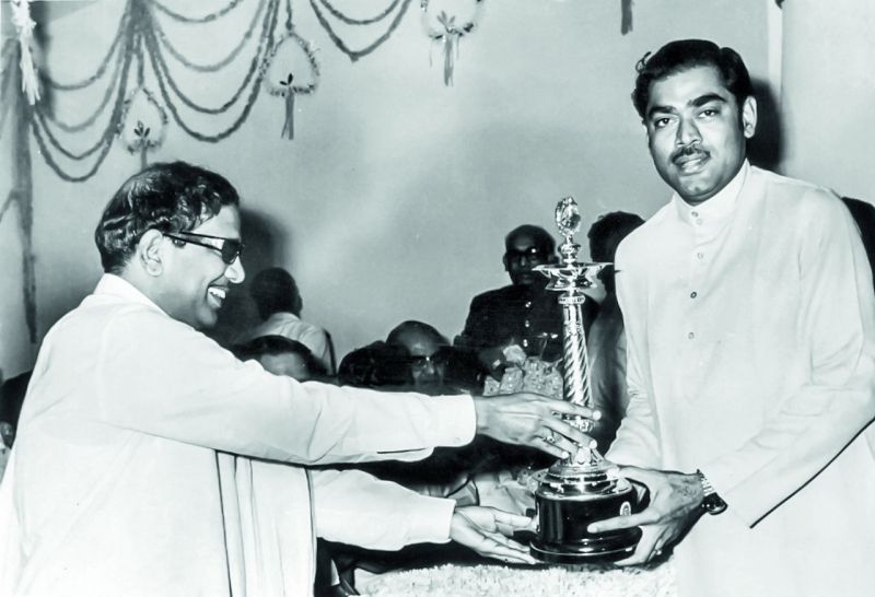 D. Ramanaidu receiving an award from Karunanidhi