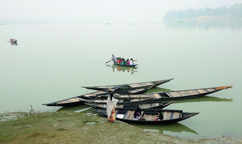 Boats on the banks of the Ganga at Chandannagar. The name Chandannagar is probably derived from the shape of the riverbank here, which is curved like a half-moon. 