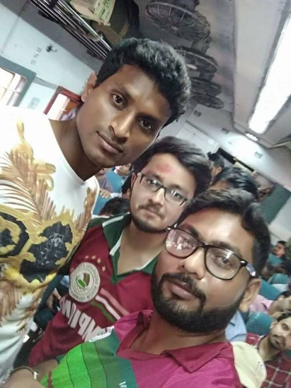 Arnab Mondal poses for a photo with a few Mohun Bagan fans in a Kolkata-bound train. (Photo: Facebook)