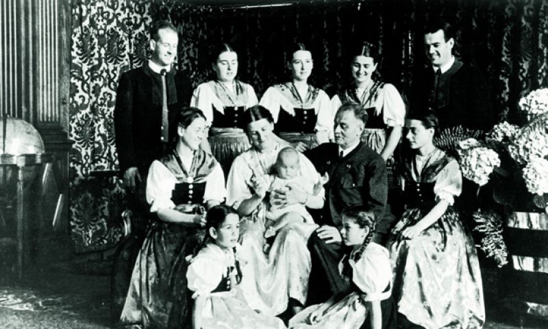 Trapps in America: Baby Johannes on Maria Augusta's lap, beside her is Georg von Trapp (centre). (Credit: Panorama Tours)