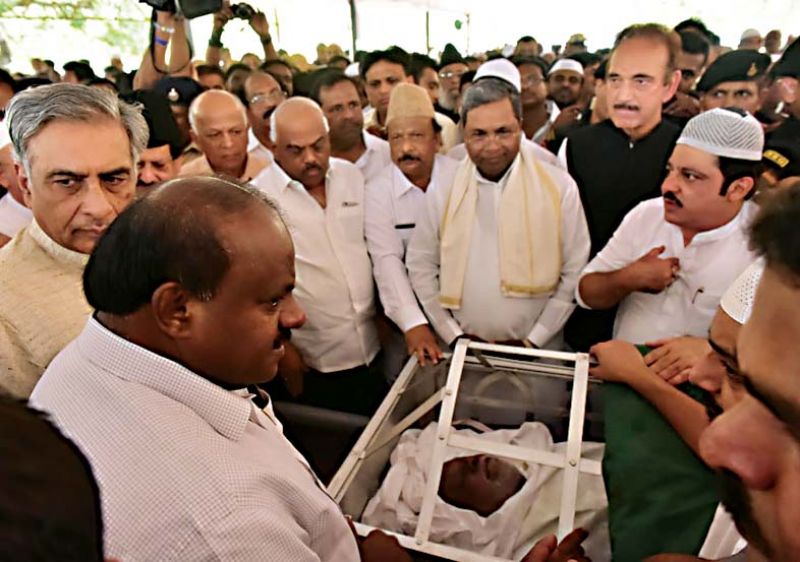  Chief Minister H.D. Kumaraswamy, former CM Siddaramaiah and Assembly Speaker Ramesh Kumar with the mortal remains