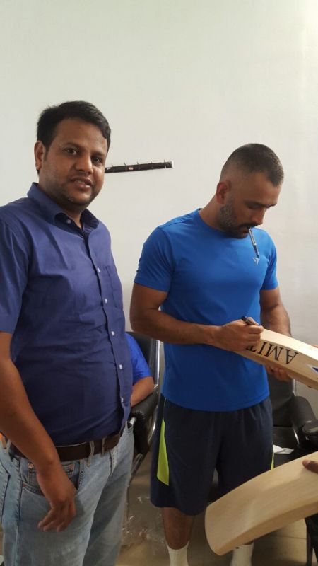 Rahul Singh handed over MS Dhoni his new bats ahead of Chennai Super Kings' Indian Premier League (IPL) comeback clash against Mumbai Indians. (Photo: Deccan Chronicle)