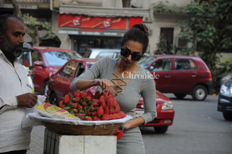 Snapped: Malaika Arora Khan stops by a street-side vendor to buy strawberries