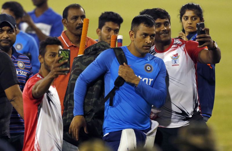 MS Dhoni fans were seen clicking pictures with Captain Cool. (Photo: AP)