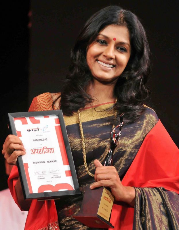 Rani Mukerji gets Pride of Bengal honour as she lands in Kolkata for Hichki