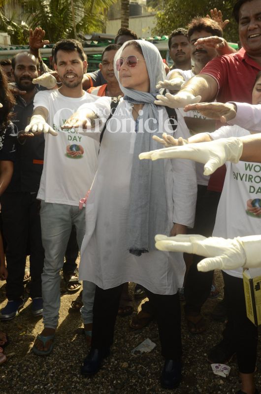 Kareena takes son to his grannys, Shraddha, Sussanne get snapped Kareena takes son to his grannys, Shraddha, Sussanne get snapped