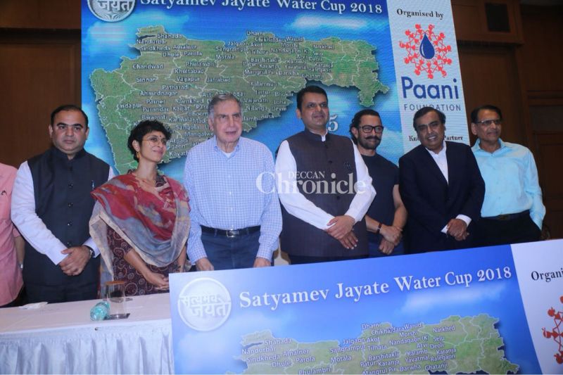 Bigwigs come out for Aamir as he continues his efforts to eradicate drought