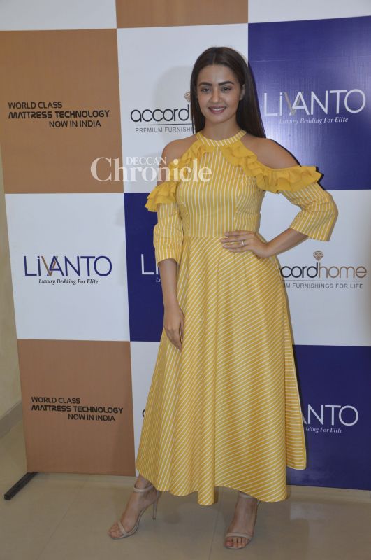 Kareena takes son to his grannys, Shraddha, Sussanne get snapped Kareena takes son to his grannys, Shraddha, Sussanne get snapped