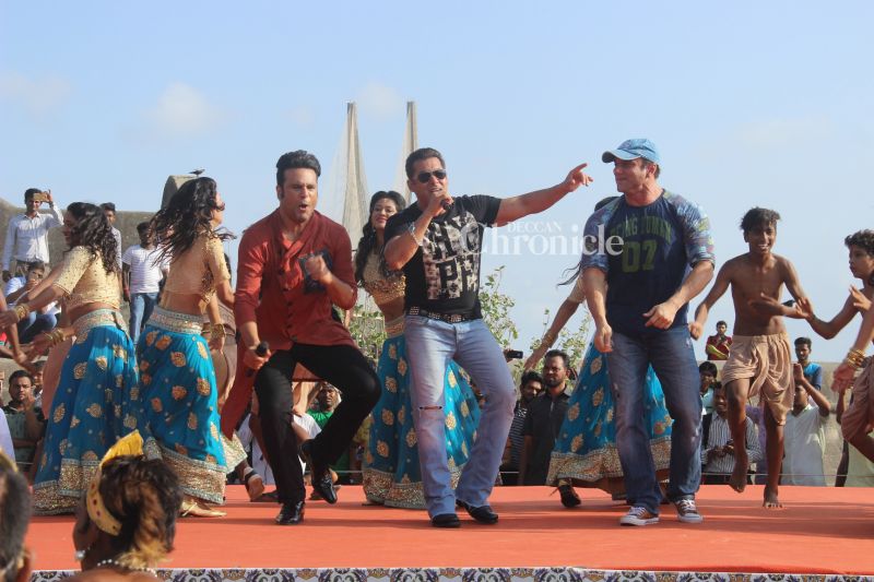 Salman Khan sings and grooves in style as he shoots for reality show Salman Khan sings and grooves in style as he shoots for reality show