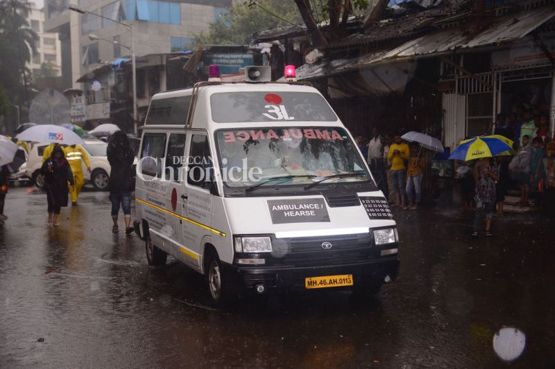 Family, stars brave rains as they arrive for Shashi Kapoors last rites