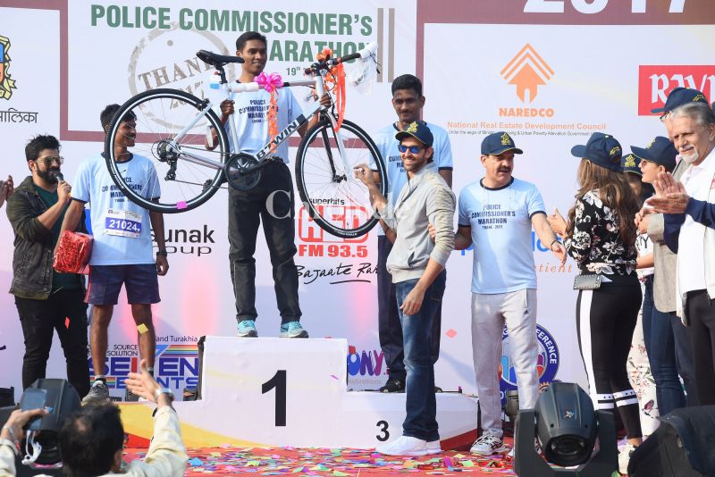 Hrithik, Jacqueline showcase their moves as they cheer for cops at marathon