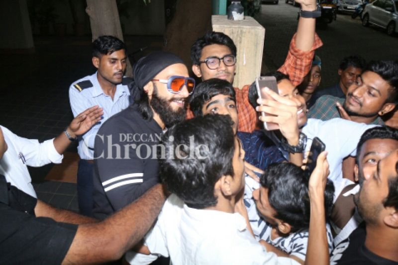 Ranveer turns another year older, celebrates with fans outside his house