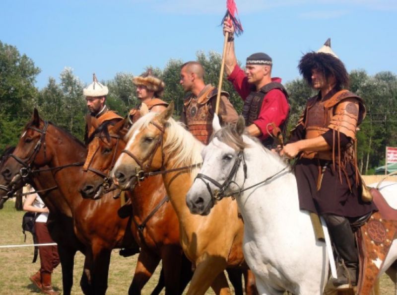 Hungary: Horsemen in historic costumes revive ancient traditions