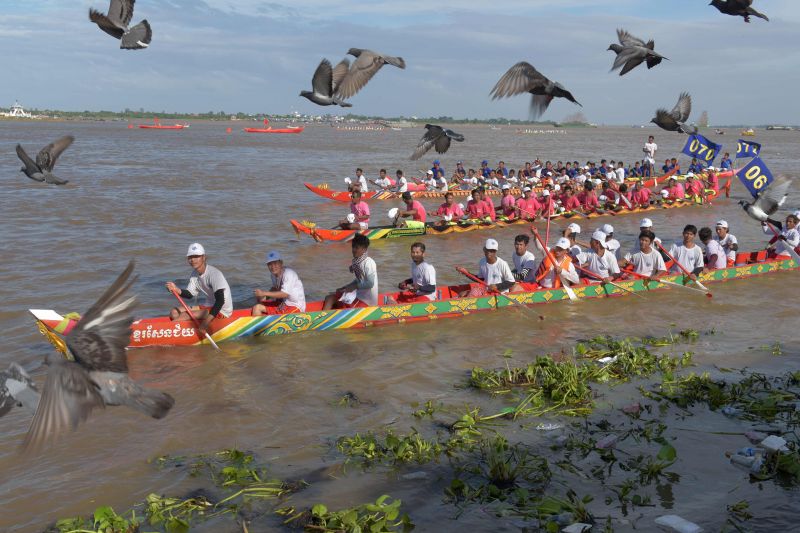 Cambodia celebrates annual water festival with boat races