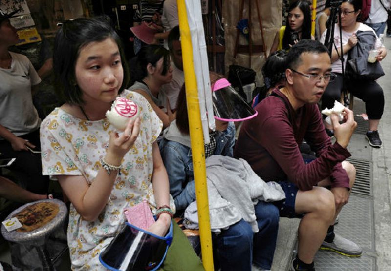 Locals celebrate Hong Kong bun festival to calm spirits killed by pirates