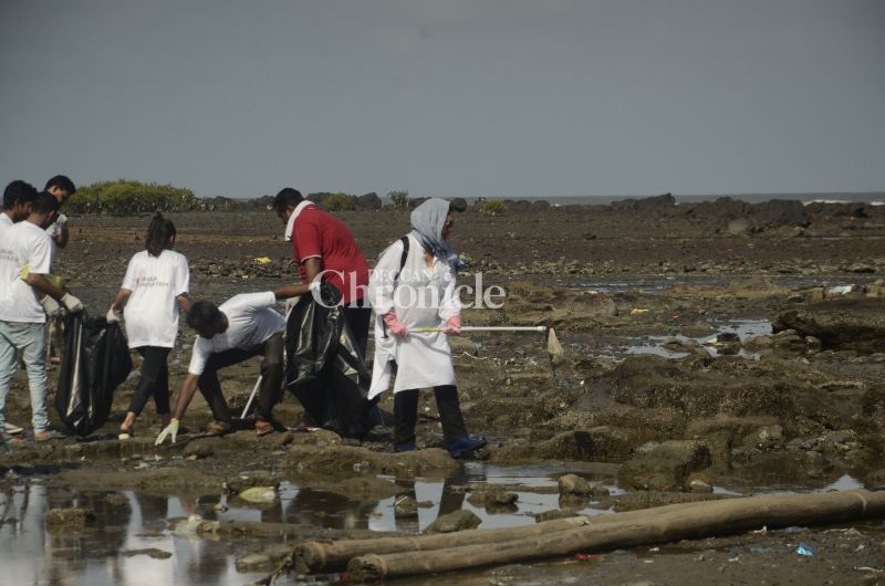 Kareena takes son to his grannys, Shraddha, Sussanne get snapped Kareena takes son to his grannys, Shraddha, Sussanne get snapped