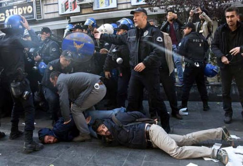 Thousands in Paris protest Turkeys Kurdish crackdown
