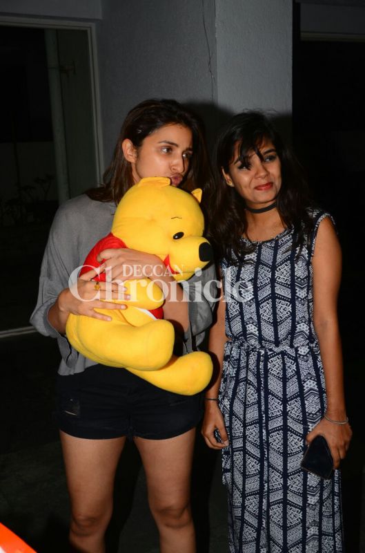 Fans take Parineeti Chopra by surprise, show up with cake and gifts