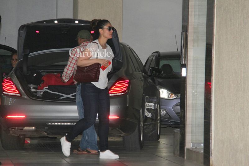 Kareena takes son to his grannys, Shraddha, Sussanne get snapped Kareena takes son to his grannys, Shraddha, Sussanne get snapped