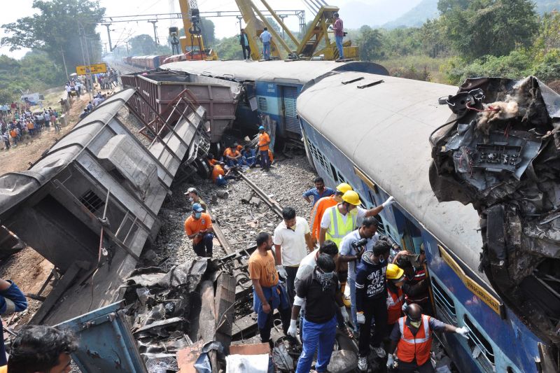 Andhras Hirakhand Express derailed killing 39, injuring 60