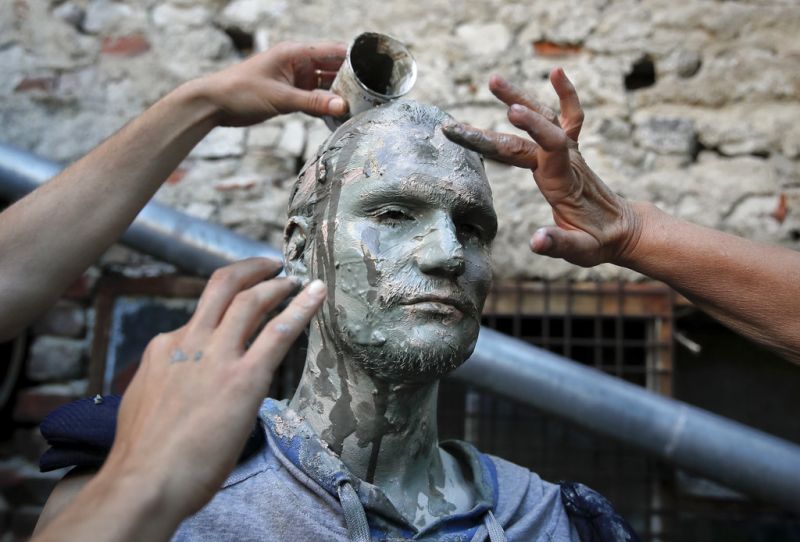 In Photos: People flock to Romanian capital for International Living Statues Festival