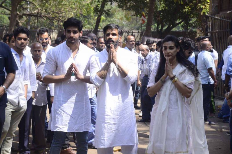 Bollywood stars pay respects to Suniel Shettys father at funeral
