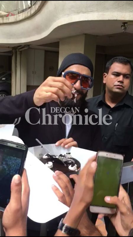 Ranveer turns another year older, celebrates with fans outside his house Ranveer turns another year older, celebrates with fans outside his house