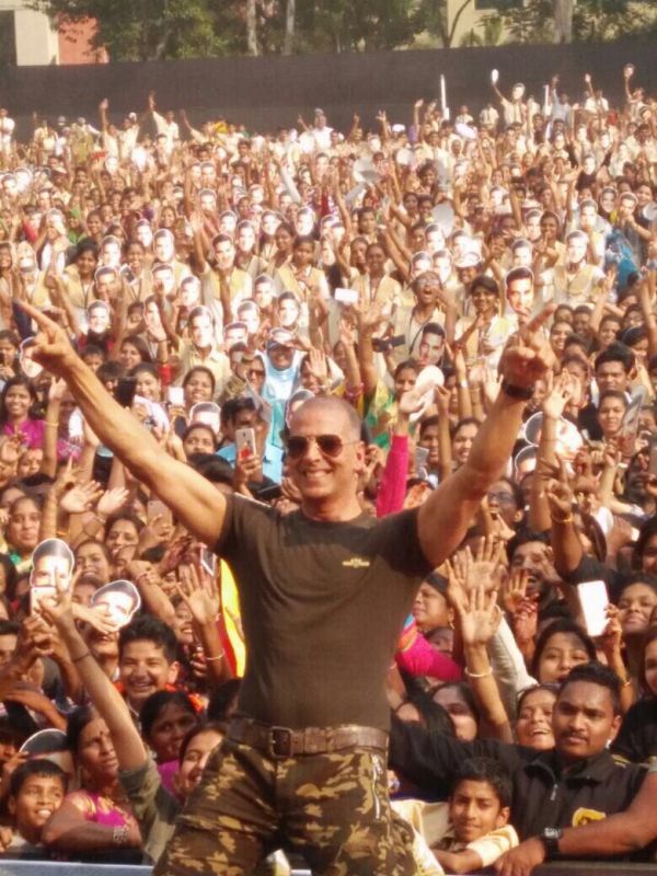 Massive turnout for Akshay Kumar in Pune as he promotes Pad Man