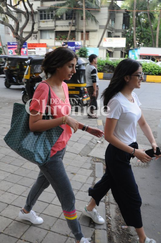 Kareena takes son to his grannys, Shraddha, Sussanne get snapped Kareena takes son to his grannys, Shraddha, Sussanne get snapped