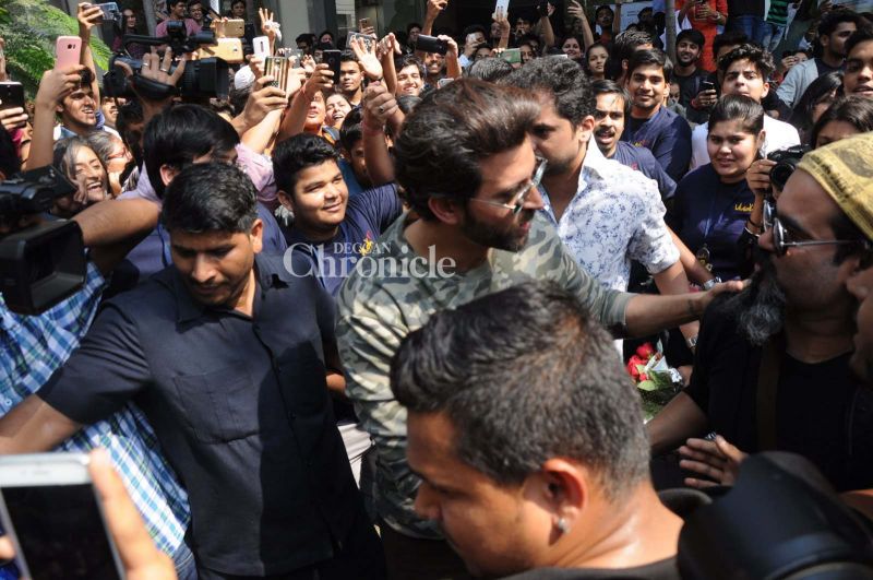 Kaabil stars Hrithik and Yami show off their cool moves at Mumbai college