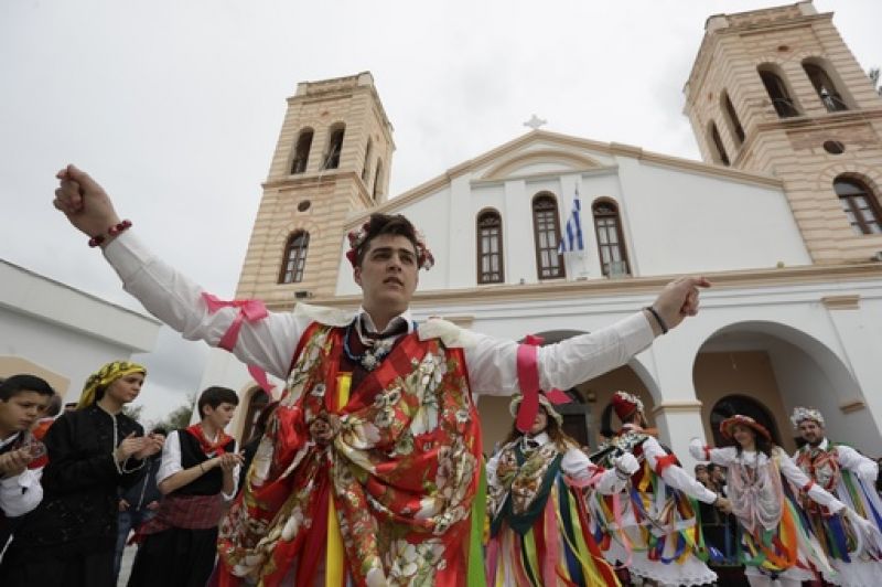 Greeks relive ancient tradition with carnival in Naxos