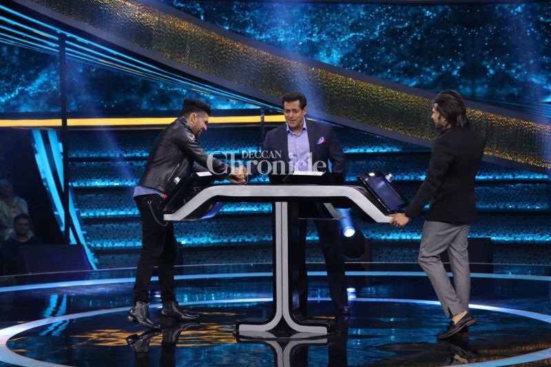 2 superstars in 1 frame: Salman hosts Kamal; TV, music stars also present