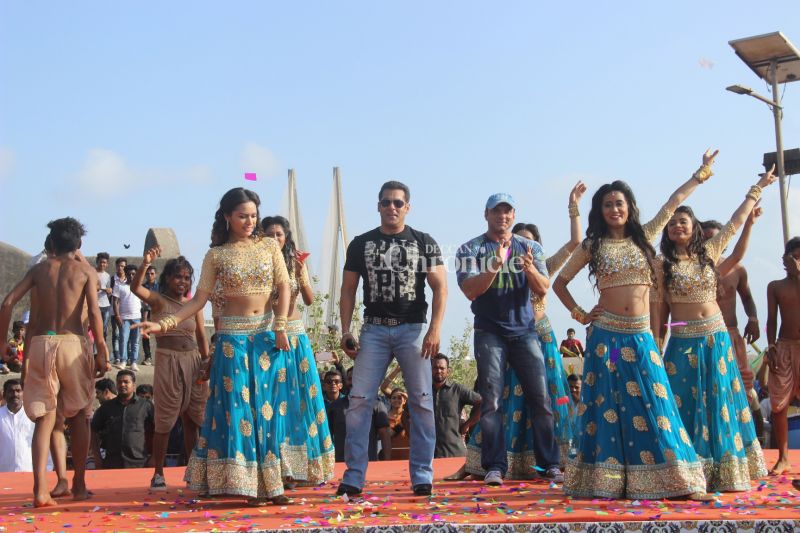 Salman Khan sings and grooves in style as he shoots for reality show Salman Khan sings and grooves in style as he shoots for reality show