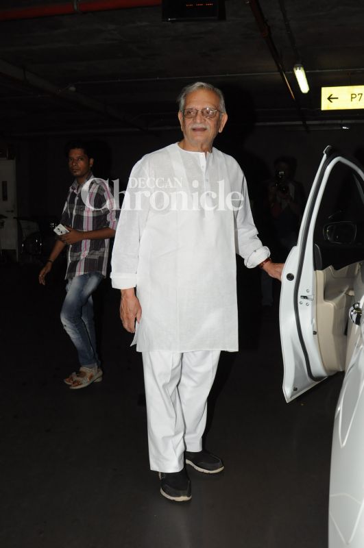 Kareena takes son to his grannys, Shraddha, Sussanne get snapped Kareena takes son to his grannys, Shraddha, Sussanne get snapped