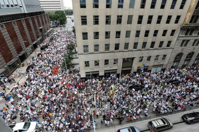 Protesters flood US cities to fight Donald Trump immigration policy