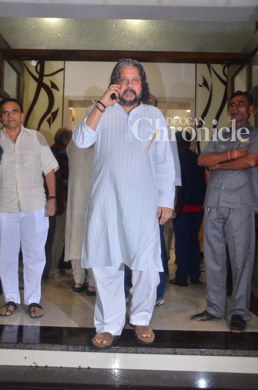 SRK pays respects to his Kabhi Haan Kabhi Naa director Kundan Shah at prayer meet