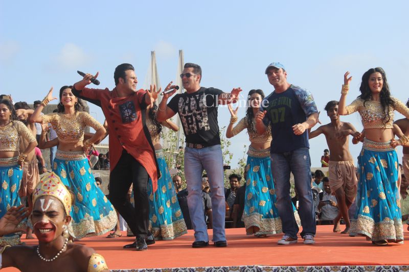 Salman Khan sings and grooves in style as he shoots for reality show Salman Khan sings and grooves in style as he shoots for reality show