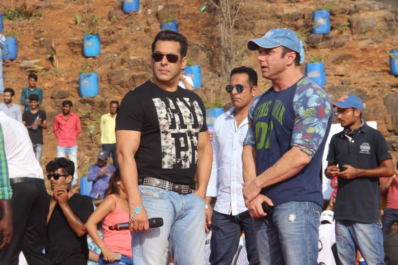 Salman Khan sings and grooves in style as he shoots for reality show Salman Khan sings and grooves in style as he shoots for reality show