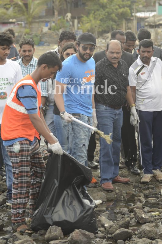 Kareena takes son to his grannys, Shraddha, Sussanne get snapped Kareena takes son to his grannys, Shraddha, Sussanne get snapped