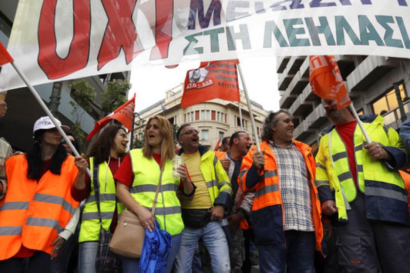 Greece austerity strike: Workers protest against pay cuts