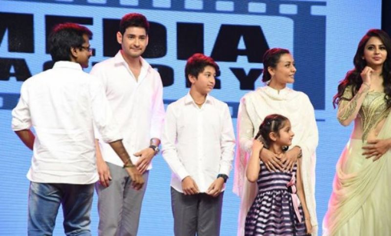 Mahesh Babus family joins him at grand pre-release event of Spyder